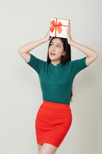 Mujer con sombrero de santa con muchos regalos