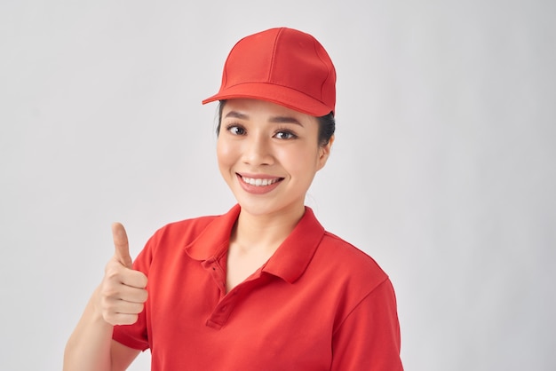 Mujer con sombrero sonriendo mostrando los pulgares para arriba. entrega, mudanza