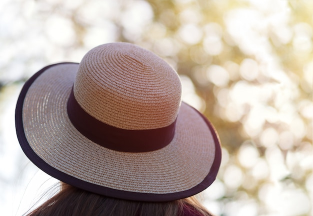 Mujer, en, sombrero, vista trasera