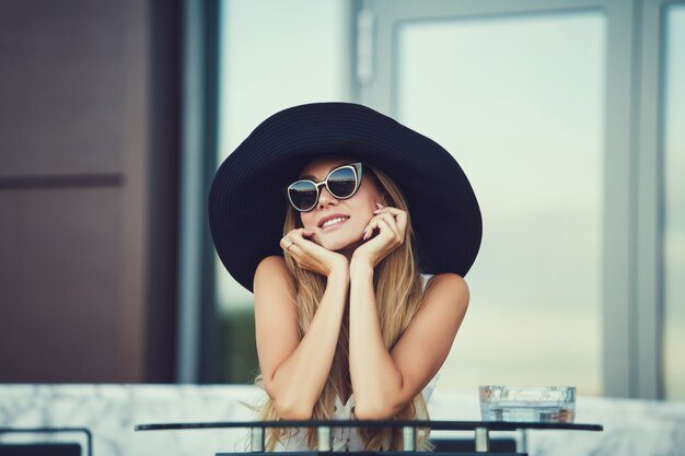 mujer con sombrero