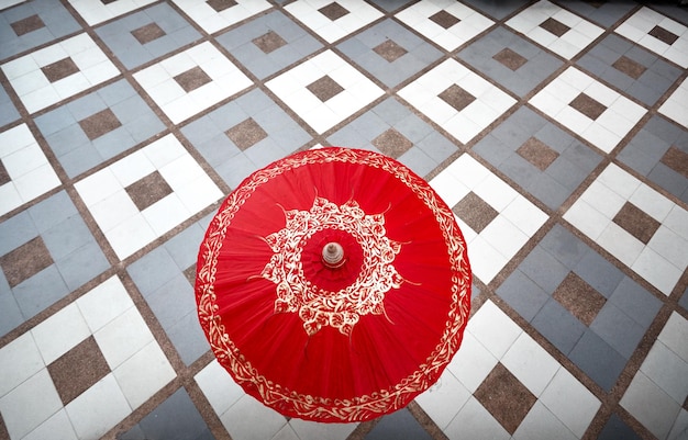 Mujer con sombrilla roja en Tailandia