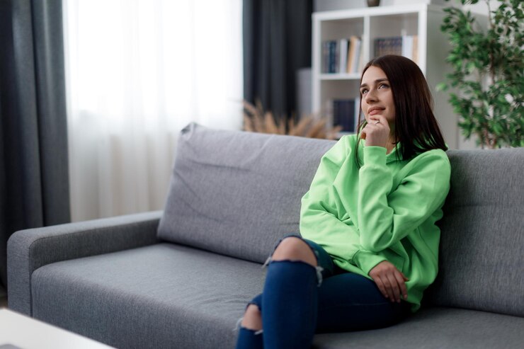Mujer soñadora en casa