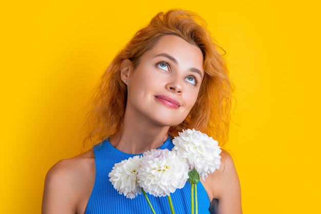 Mujer soñadora con flores de primavera aislado en mujer amarilla con flores de primavera