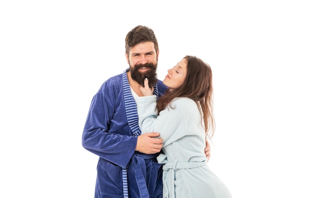 Mujer soñolienta toca la barba del hombre de familia feliz en túnicas aislado en blanco, pareja