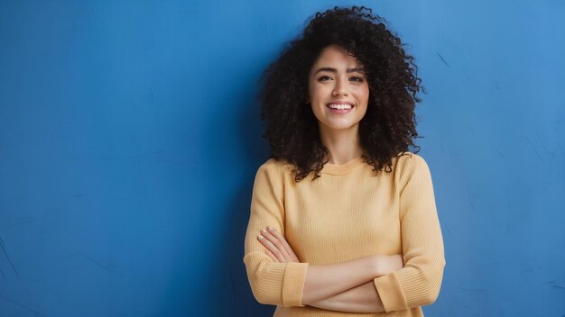 La mujer sonríe se dobla hermosa feliz de pie