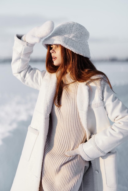 La mujer sonríe el estado de ánimo de invierno caminar abrigo blanco estilo de vida