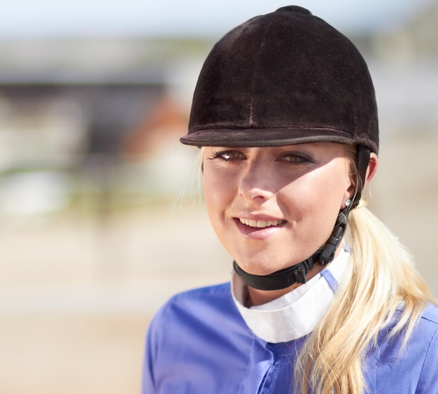 Foto mujer sonríe jinete de caballos y retrato de un joven atleta en el campo de entrenamiento ecuestre para el espectáculo y la carrera cara de persona femenina al aire libre y maqueta en una granja de animales para doma con jinete y caballos