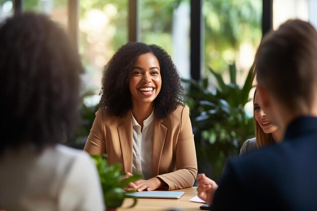 Foto una mujer sonríe en una mesa con un grupo de personas a su alrededor