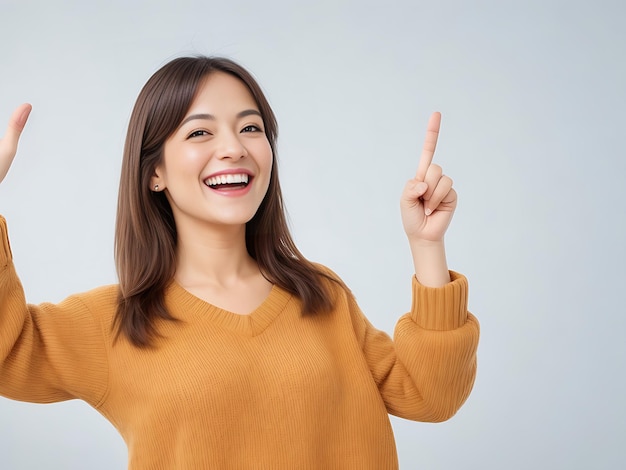 Una mujer sonriendo alegremente y apuntando hacia un lado mostrando un objeto o anuncio