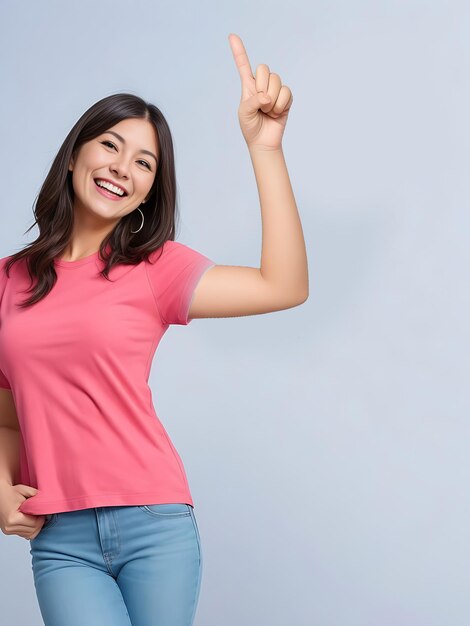 Una mujer sonriendo alegremente y apuntando hacia un lado mostrando un objeto o anuncio