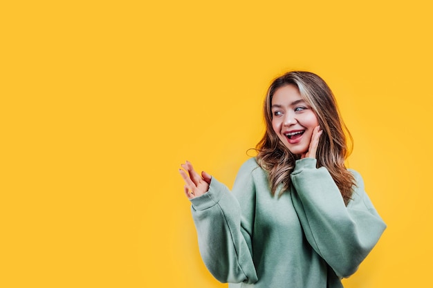 Mujer sonriendo y apuntando a la izquierda