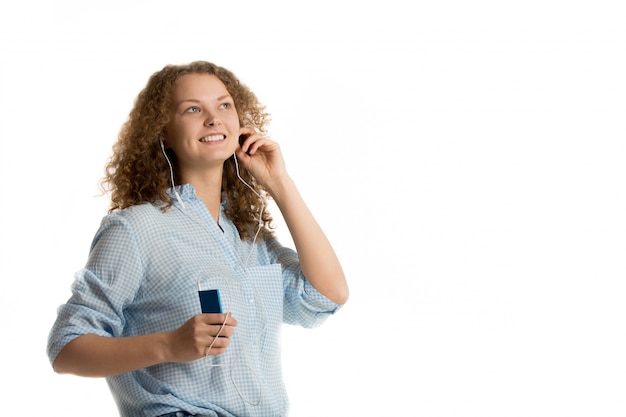 Foto mujer sonriendo con auriculares