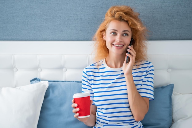 Mujer sonriendo con café hablando por teléfono mujer en casa hablando por teléfono hablando por teléfono mujer