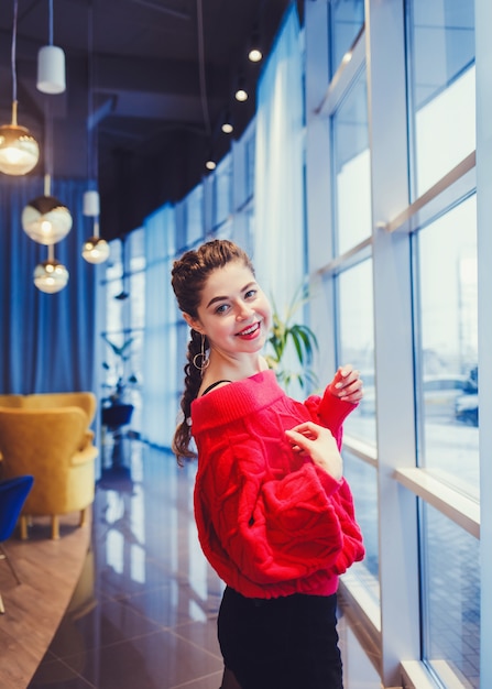 Mujer sonriendo en café con trenzas