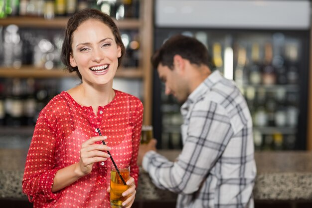 Mujer sonriendo a la cámara