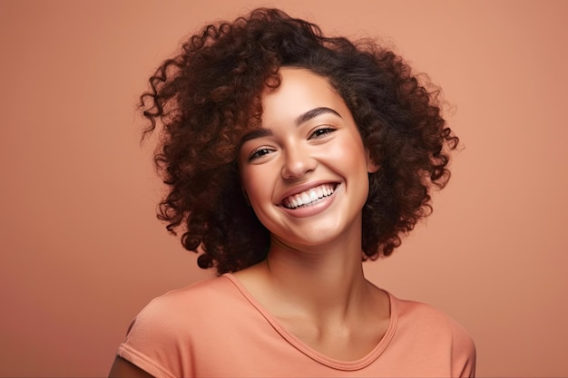 una mujer sonriendo a la cámara