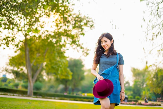 Mujer sonriendo feliz libertad con la luz del sol