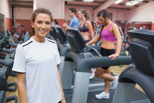 Mujer sonriendo en el gimnasio