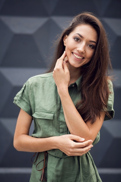 Mujer sonriendo con una mano en la cara