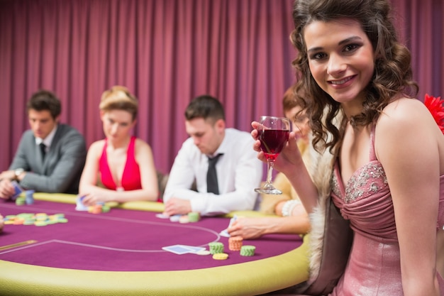 Mujer sonriendo en la mesa de póquer