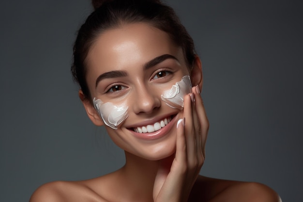 Mujer sonriendo mientras aplica crema hidratante