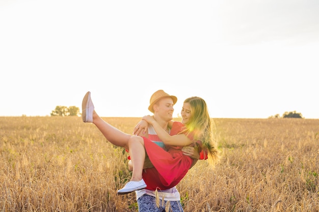 Foto mujer sonriendo mientras está de pie en el campo contra el cielo