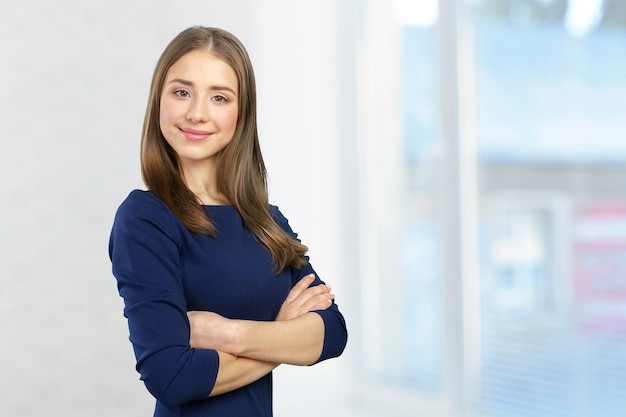 Mujer sonriendo con perfecta sonrisa