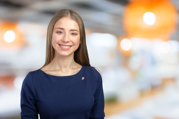 Mujer sonriendo con perfecta sonrisa