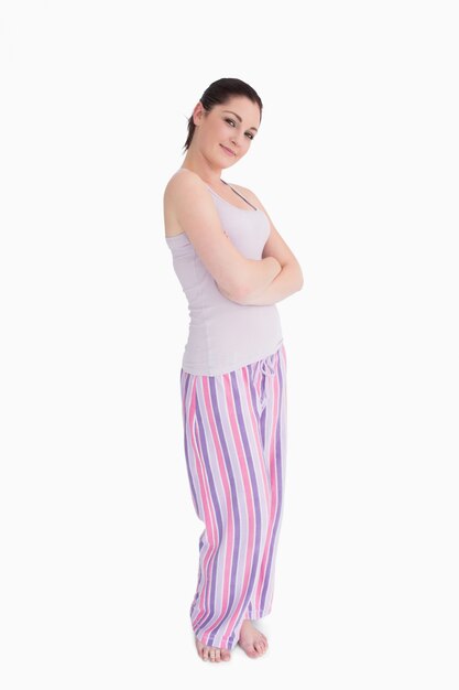 Mujer sonriendo en pijama