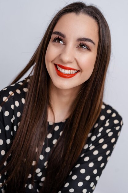 Mujer sonriendo con una sonrisa perfecta y dientes blancos en la cámara Fondo blanco