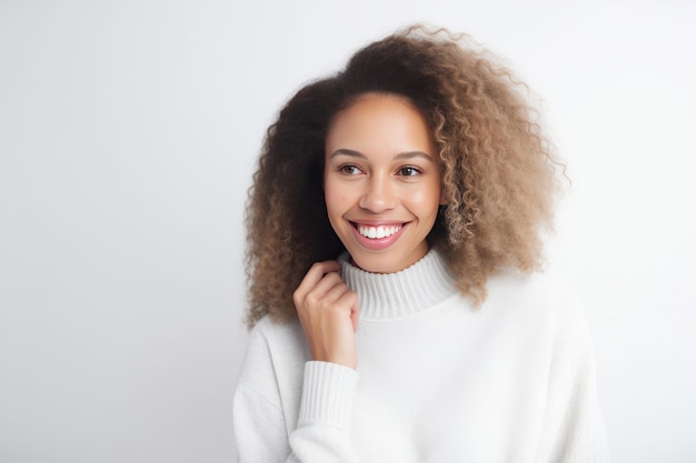 Mujer sonriendo con un suéter blanco sobre un fondo blanco IA generativa