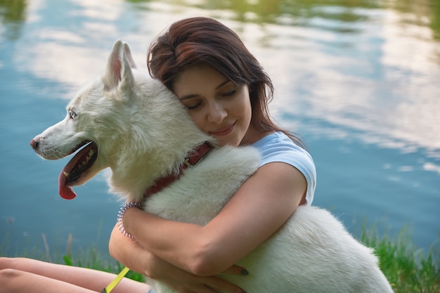 Mujer sonriente abrazando a su perro