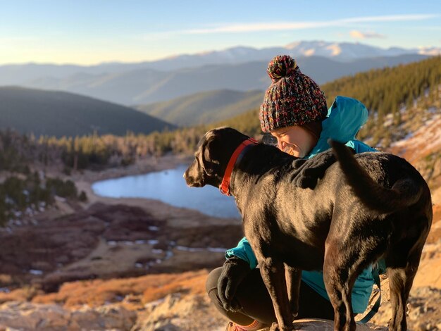 Foto mujer sonriente acariciando al perro