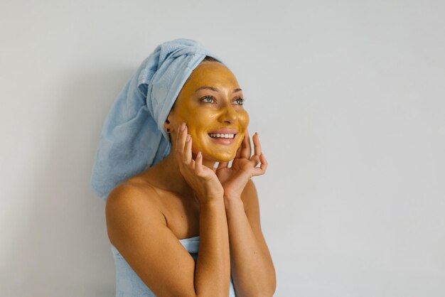 Mujer sonriente aplica una mascarilla después de una ducha