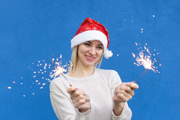 Una mujer sonriente con bengalas en sus manos Retrato Navidad Fiestas y eventos