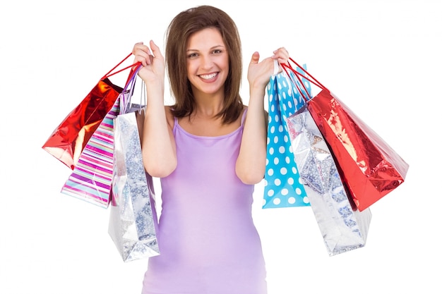 Mujer sonriente con bolsa de compras