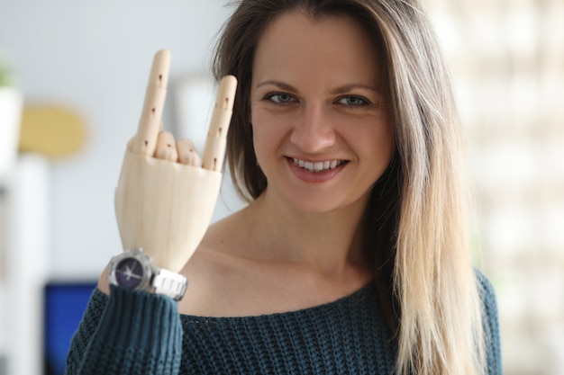 Mujer sonriente con brazo protésico