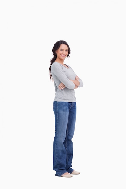 Mujer sonriente con los brazos cruzados