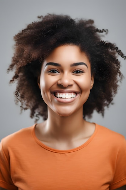 mujer sonriente con cabello afro y camisa naranja mirando a la cámara IA generativa