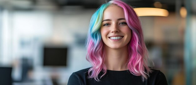 Mujer sonriente con cabello de colores