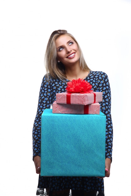 mujer sonriente con cajas de regalo