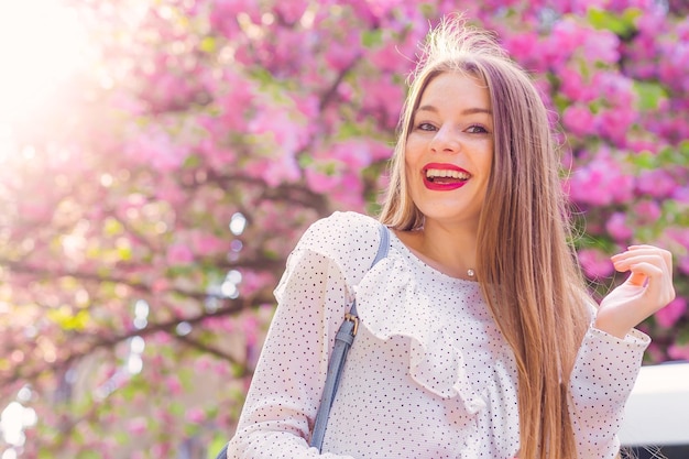 Foto mujer sonriente en un cálido día de primavera