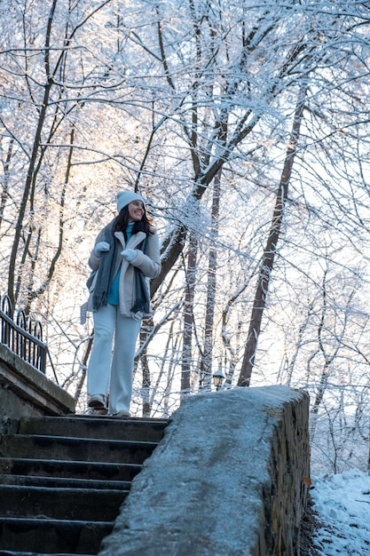 Mujer sonriente caminando por el espacio de copia de Winter Park