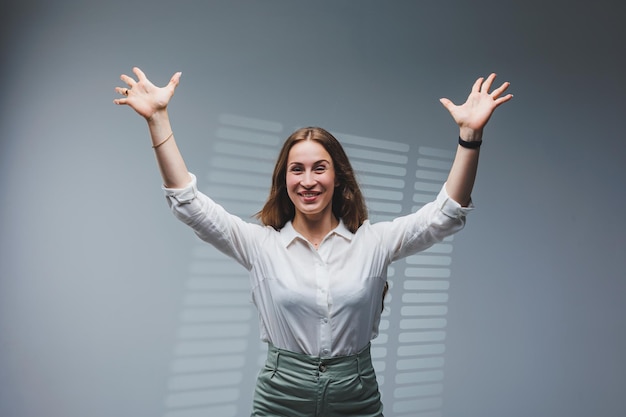 La mujer sonriente con camisa blanca recomienda optar por la publicidad del dedo índice a un lado en la maqueta del espacio de copia del área de promoción comercial del espacio de trabajo aislada en el fondo blanco