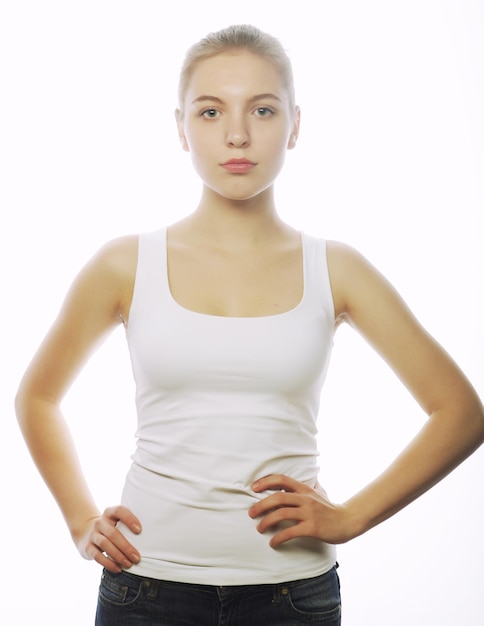 Mujer sonriente en camiseta blanca en blanco