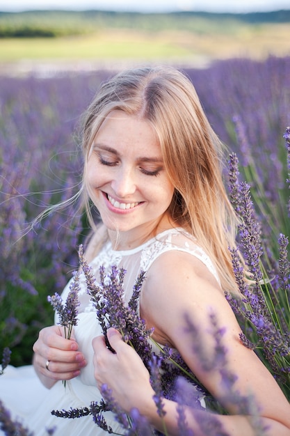 Mujer sonriente, en el campo