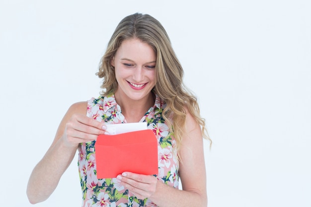 Mujer sonriente con carta