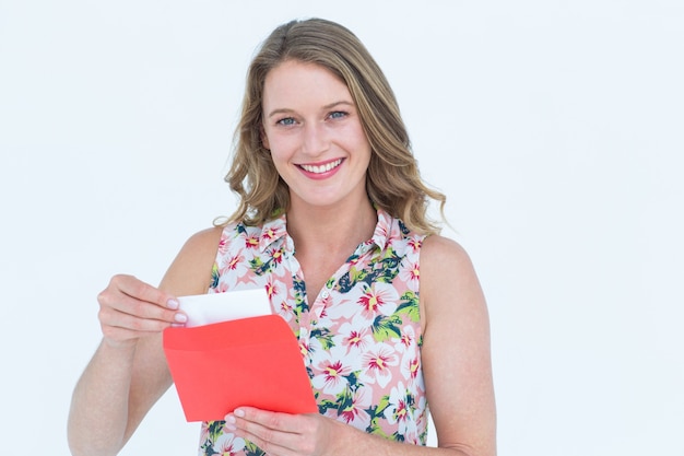 Mujer sonriente con carta