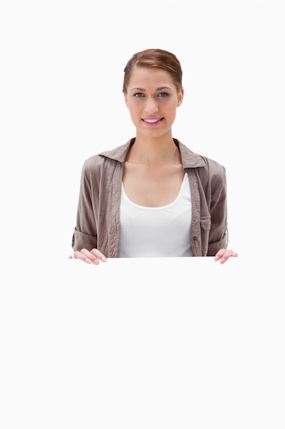 Mujer sonriente con cartel en blanco