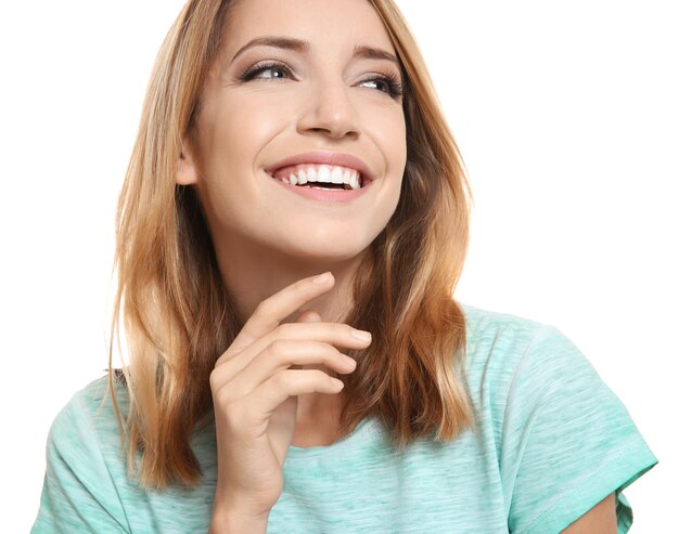 mujer sonriente, en, casual, camiseta, blanco, plano de fondo